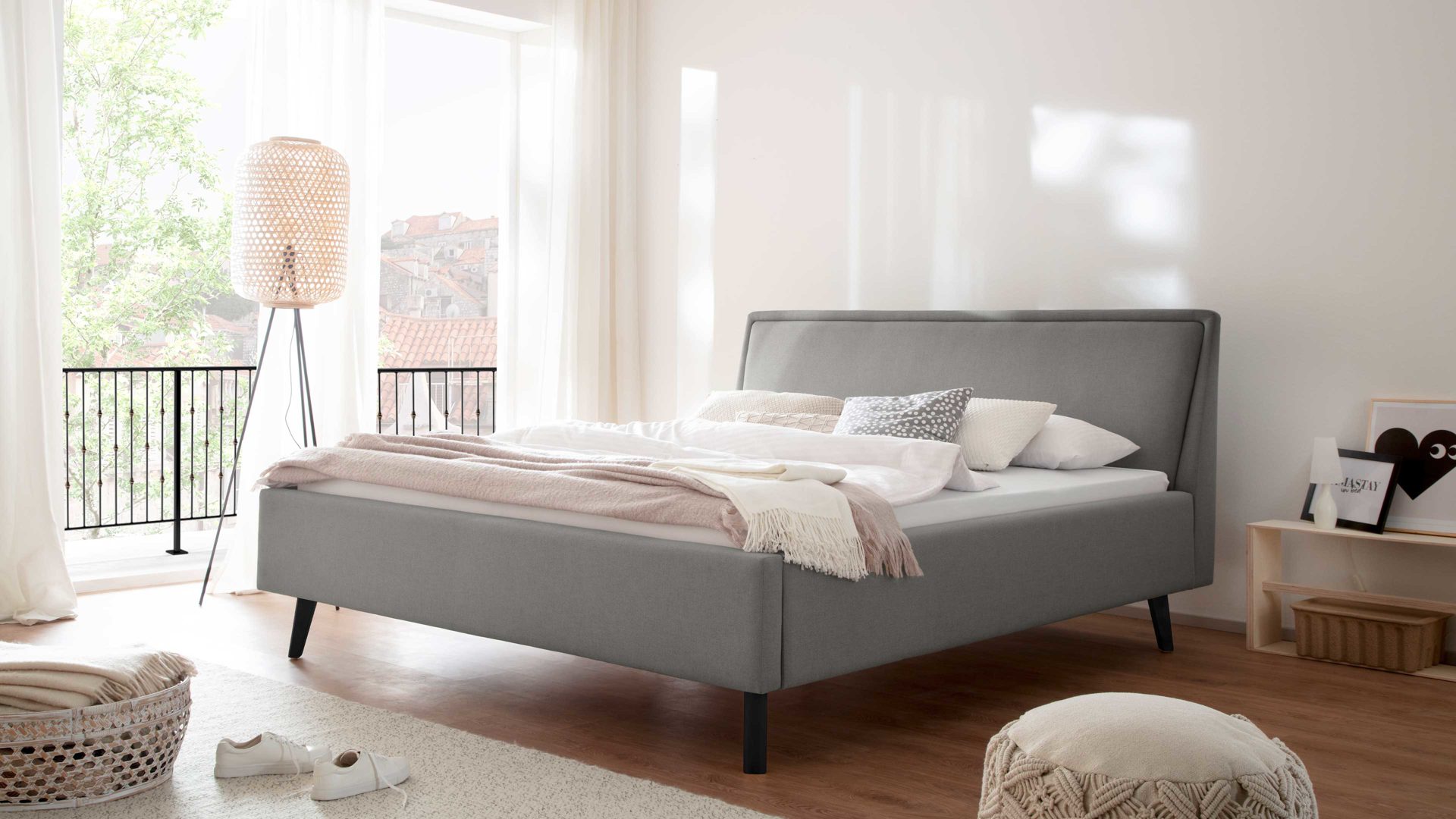 Bettgestell Meise.möbel aus Stoff in Hellgrau Polsterbettgestell Frieda mit Bettkasten hellgrauer Bezug Sawana 21 & schwarze Holzfüße - Liegefläche ca. 140 x 200 cm