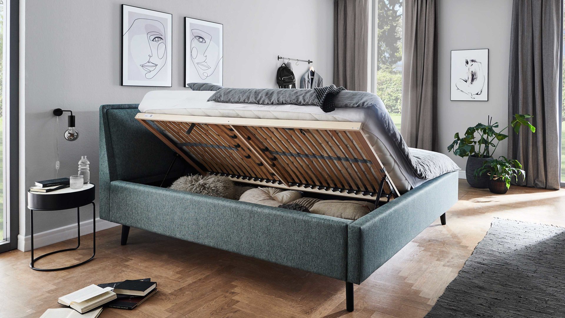 Bettgestell Meise.möbel aus Stoff in Blau Polsterbettgestell Frieda mit Bettkasten oceanfarbener Bezug Stelar 39 & schwarze Holzfüße - Liegefläche ca. 180 x 200 cm
