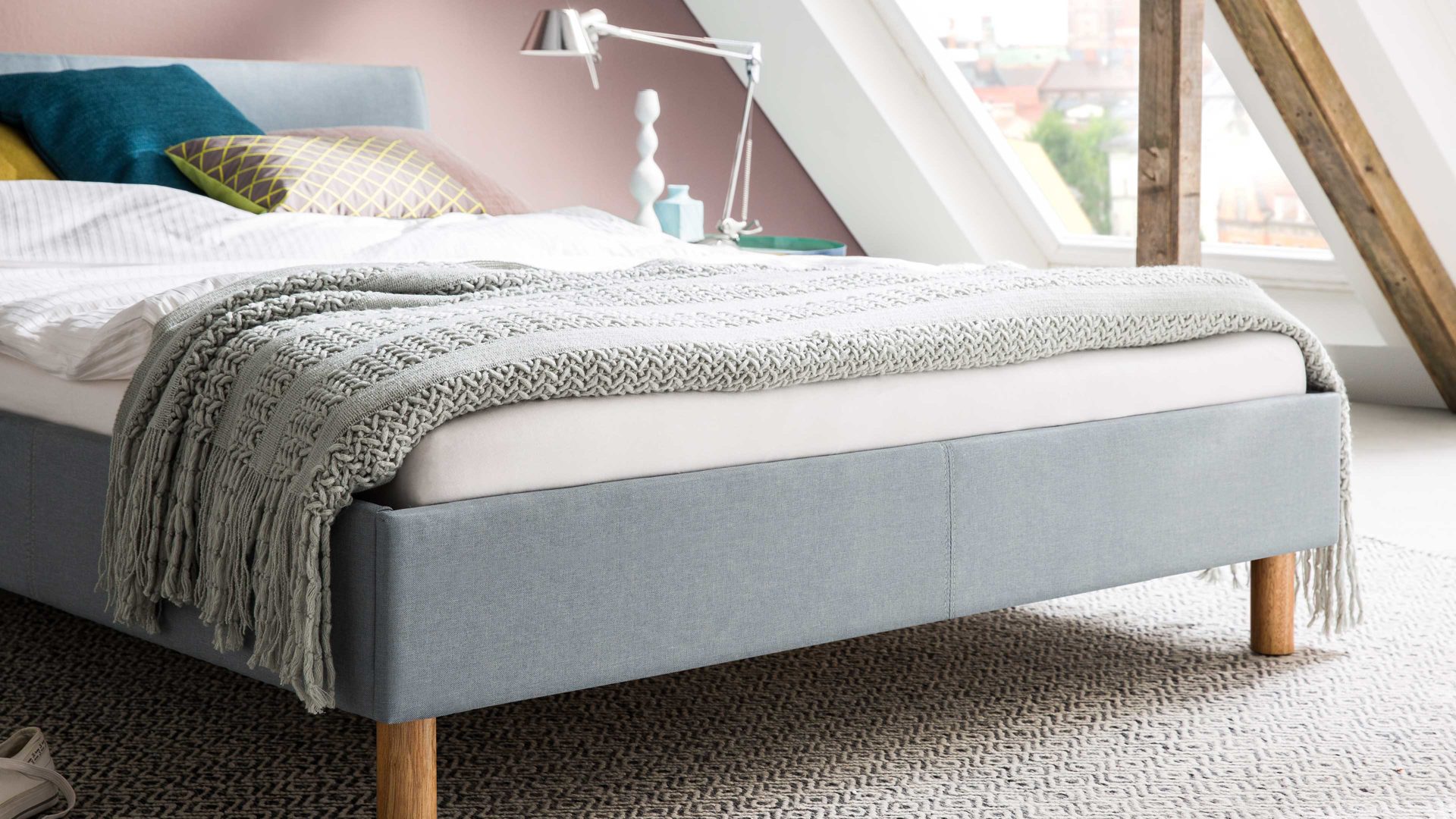 Bettgestell Meise.möbel aus Stoff in Blau Polsterbettgestell Lena eisblauer Bezug Sawana Nr. 72 & Holzfüße - Liegefläche ca. 140 x 200 cm