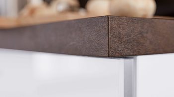 Einbauküche Interliving aus Holz in Weiß Interliving Küche Serie 3051 mit privileg Einbaugeräten Arctiweiß & Quarzgrau Hochglanz – zweizeilig