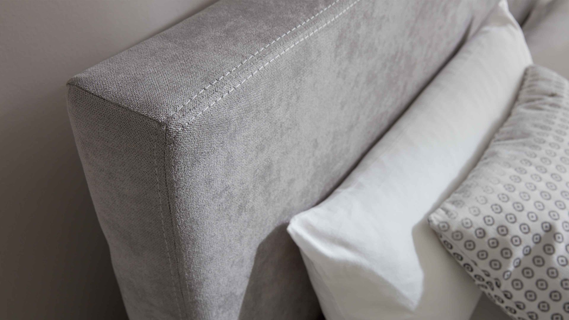 Polsterbett comfortmaster besser sitzen, liegen, leben aus Stoff in Hellgrau Comfortmaster OC-PB21003 - Polsterbett grauer Velours Enjoy 275317 – Liegefläche ca. 180 x 200 cm