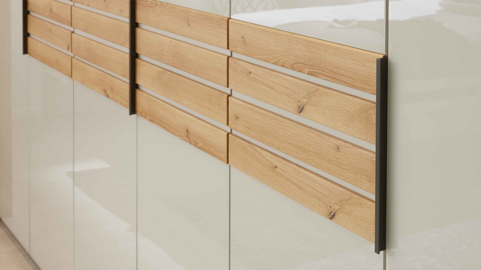 Komplettzimmer Interliving aus Holz in Hellgrau Interliving Schlafzimmer Serie 1026 – Komplettzimmer 003 Champagner & Eiche bianco - vierteilig