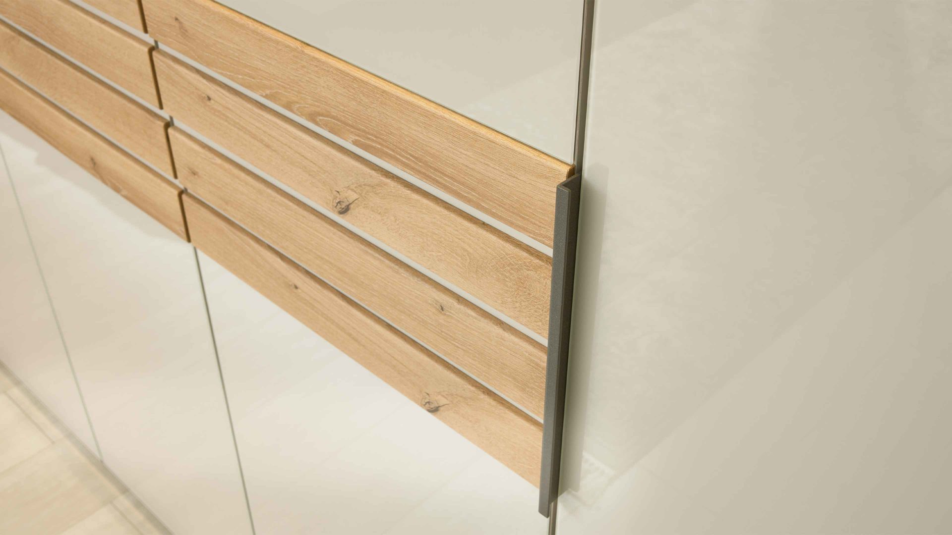 Komplettzimmer Interliving aus Holz in Hellgrau Interliving Schlafzimmer Serie 1026 – Komplettzimmer Champagner & Eiche bianco - vierteilig