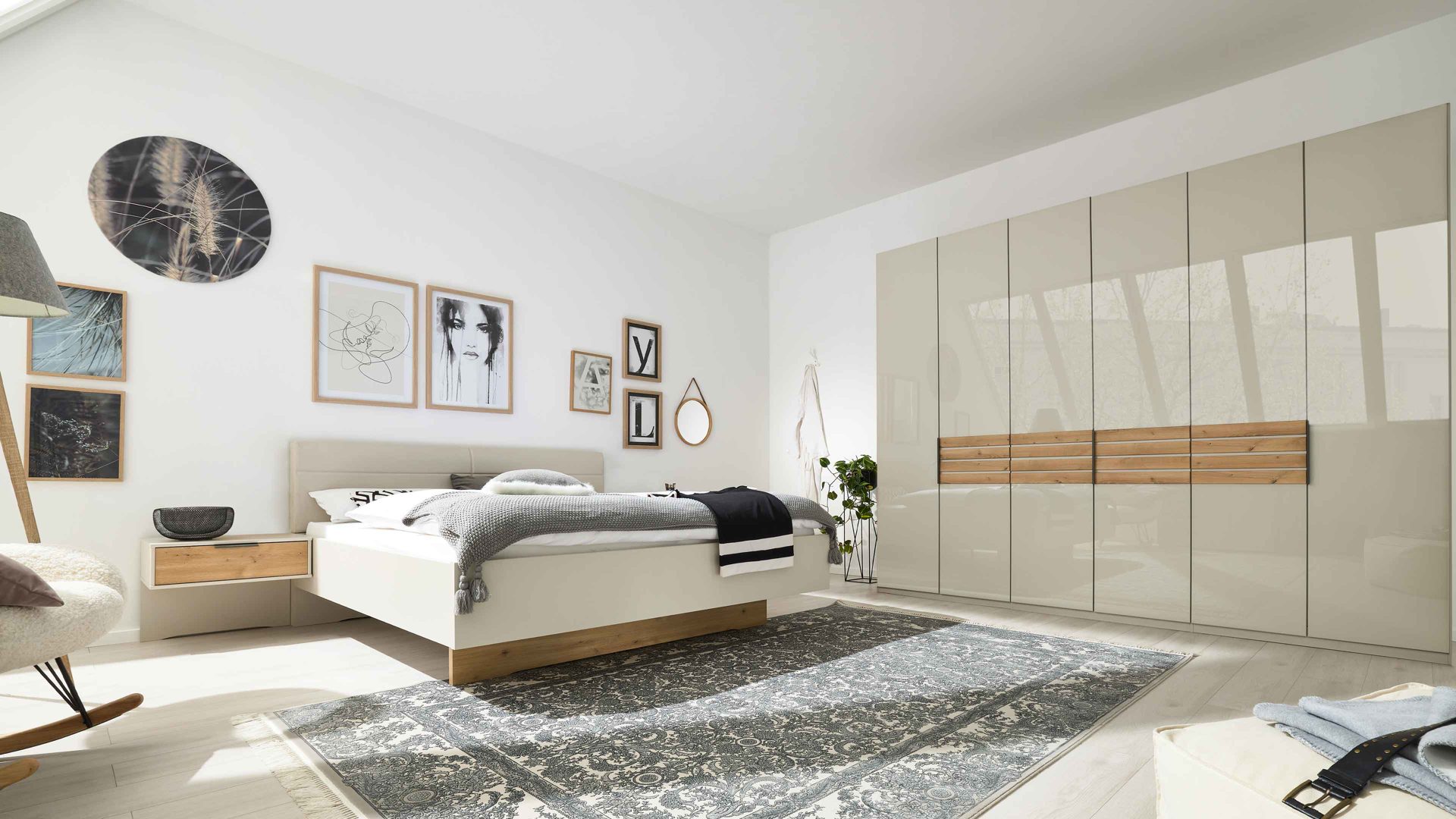 Komplettzimmer Interliving aus Holz in Hellgrau Interliving Schlafzimmer Serie 1026 – Komplettzimmer Champagner & Eiche bianco - vierteilig