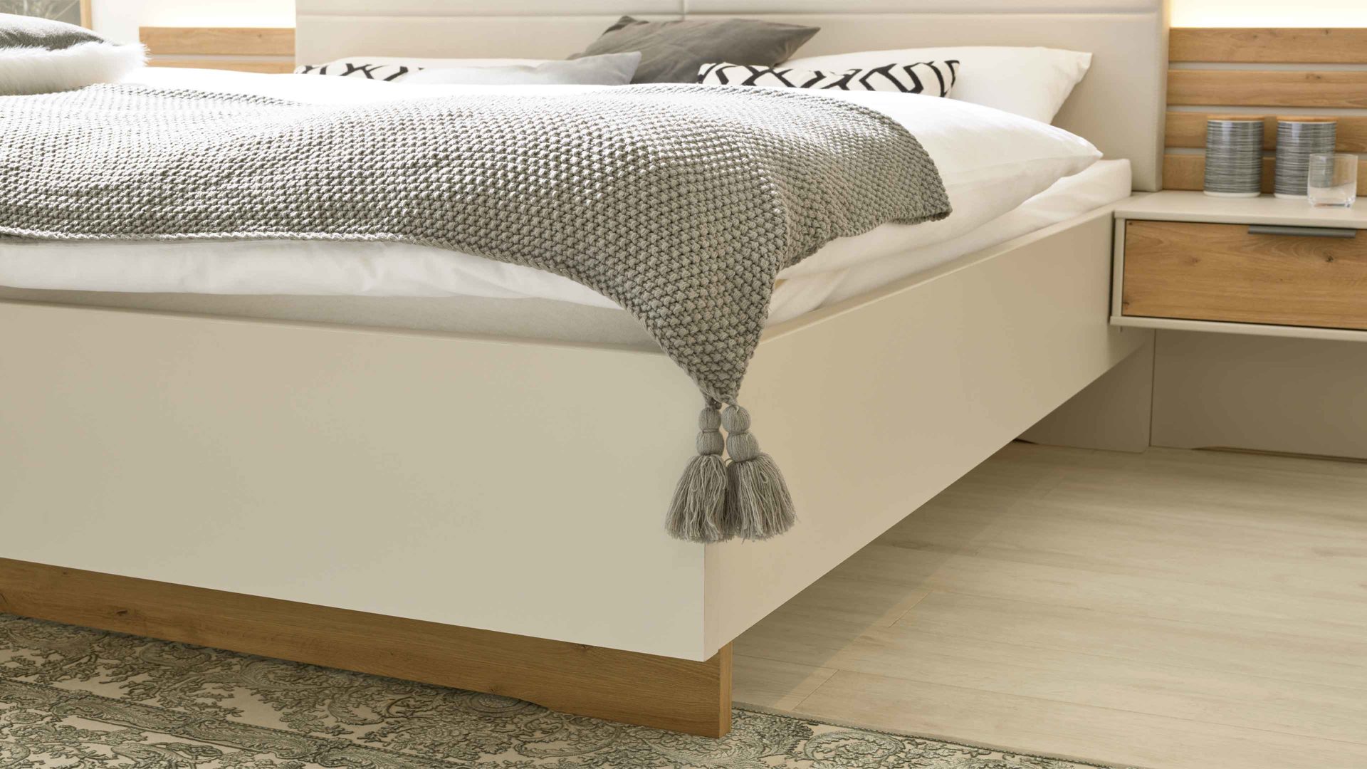 Komplettzimmer Interliving aus Holz in Hellgrau Interliving Schlafzimmer Serie 1026 – Komplettzimmer 003 Champagner & Eiche bianco - vierteilig