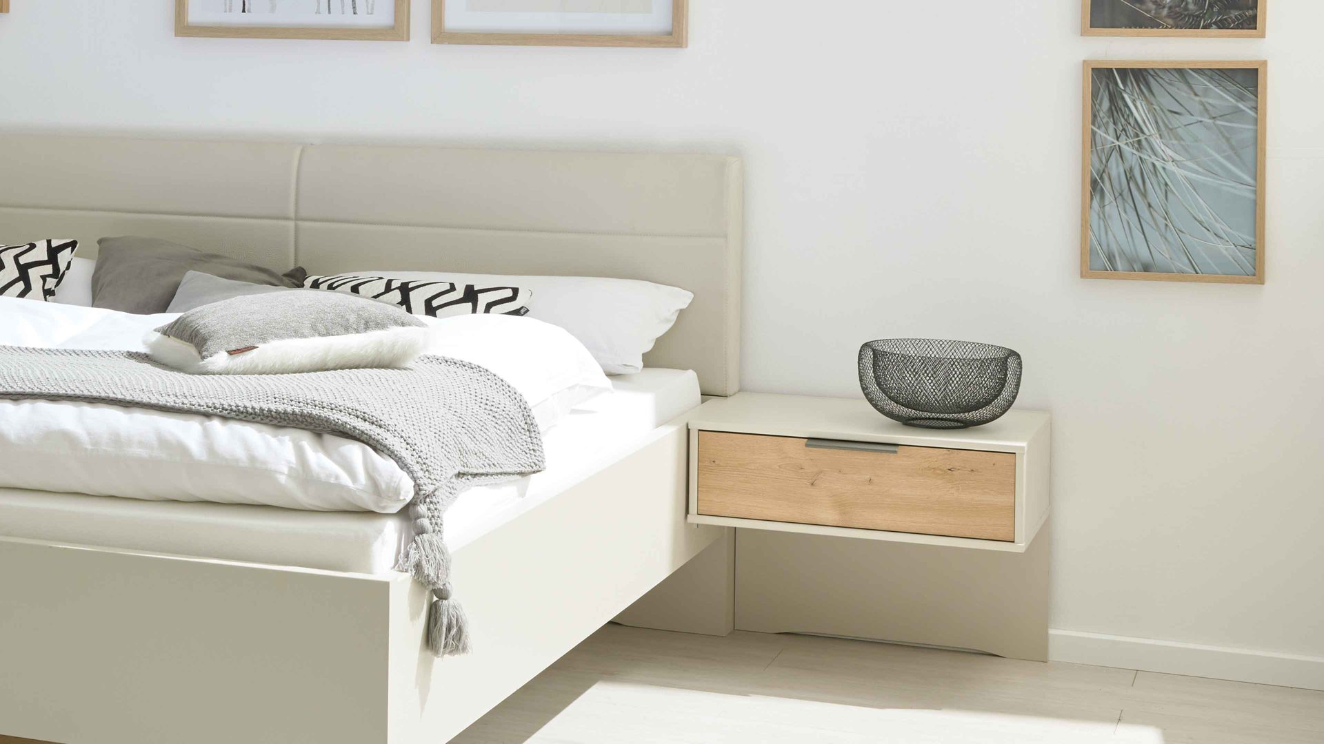 Nachtkommode Interliving aus Holz in Holzfarben Interliving Schlafzimmer Serie 1026 – Nachtkonsolen-Set 154 Eiche bianco & Champagner - zweiteilig