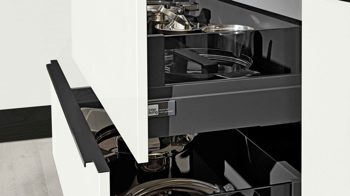 Einbauküche Interliving aus Holz in Weiß Interliving Küche Serie 3054 mit AEG Einbaugeräten Arcticweiß & Eiche Nero – zweizeilig