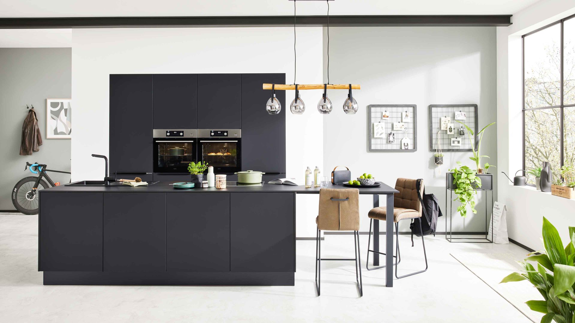 Einbauküche Interliving aus Holz in Schwarz Interliving Küche Serie 3057 mit AEG Einbaugeräten Mattschwarz – zweizeilig