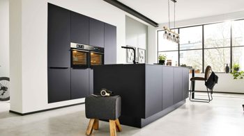 Einbauküche Interliving aus Holz in Schwarz Interliving Küche Serie 3104 mit AEG Einbaugeräten Mattschwarz – zweizeilig