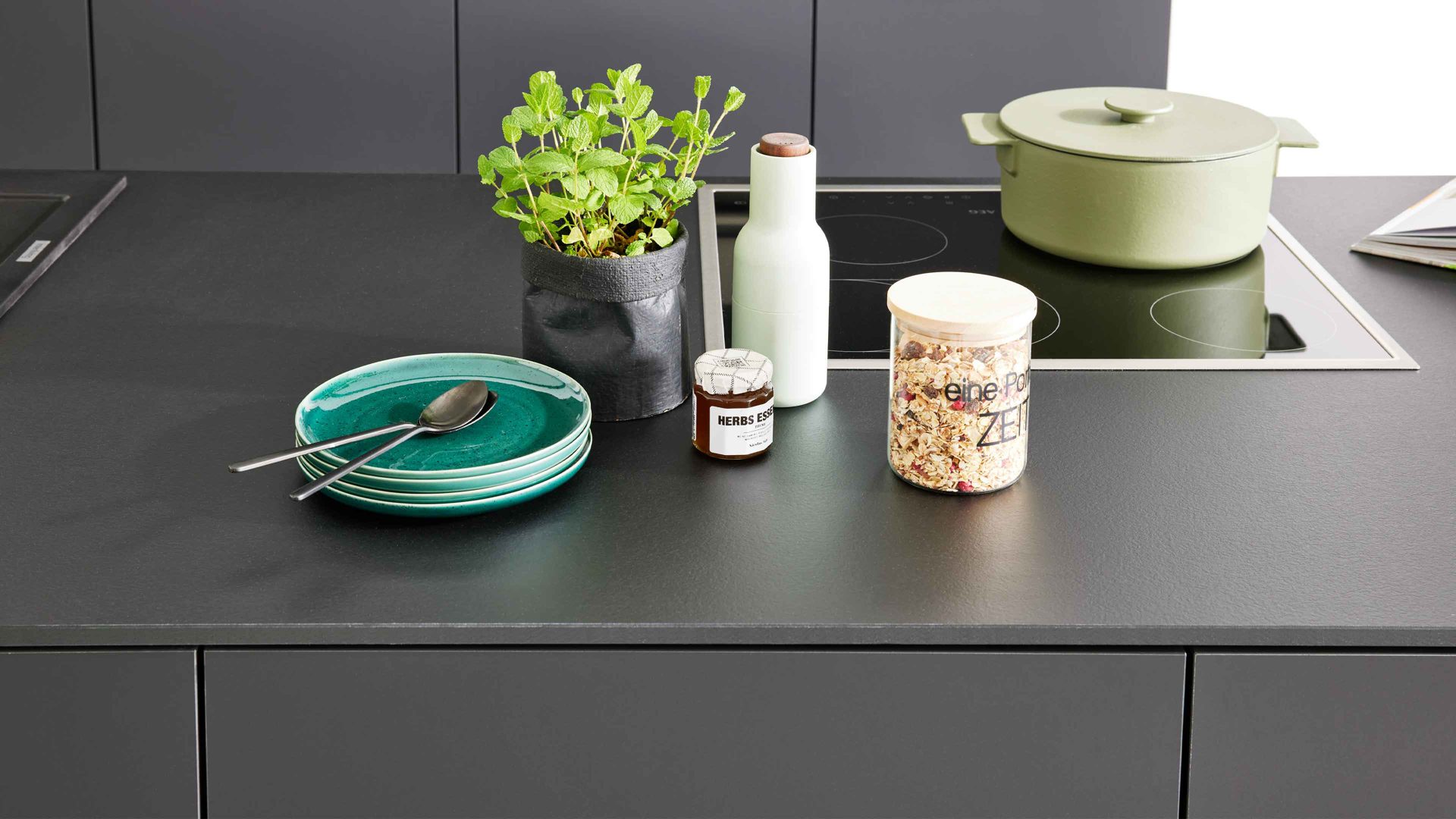 Einbauküche Interliving aus Holz in Schwarz Interliving Küche Serie 3104 mit AEG Einbaugeräten Mattschwarz – zweizeilig