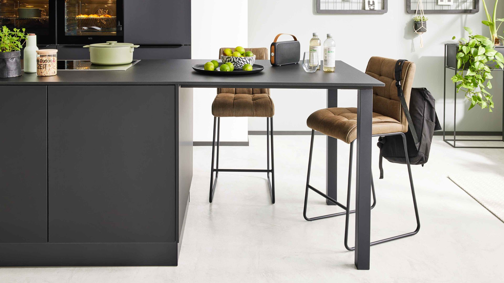 Einbauküche Interliving aus Holz in Schwarz Interliving Küche Serie 3057 mit AEG Einbaugeräten Mattschwarz – zweizeilig