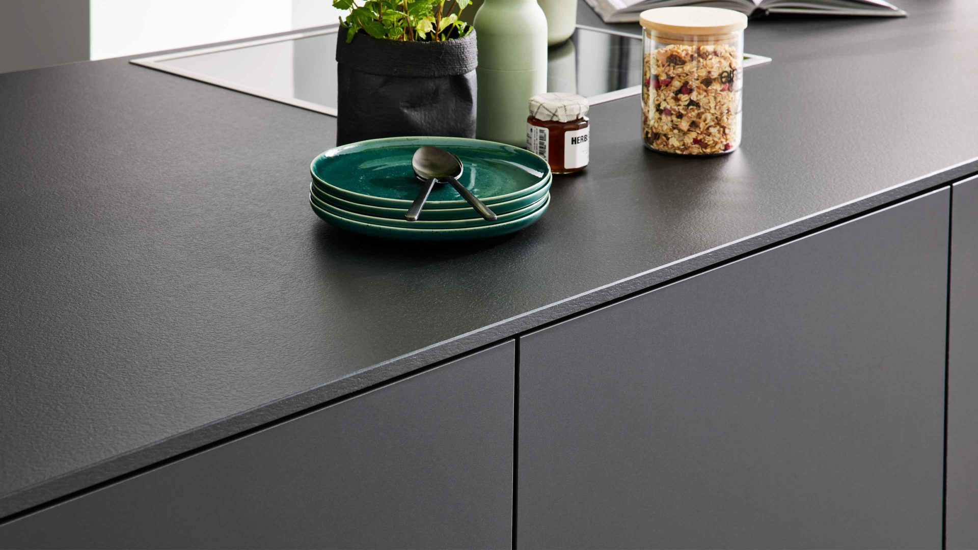 Einbauküche Interliving aus Holz in Schwarz Interliving Küche Serie 3057 mit AEG Einbaugeräten Mattschwarz – zweizeilig