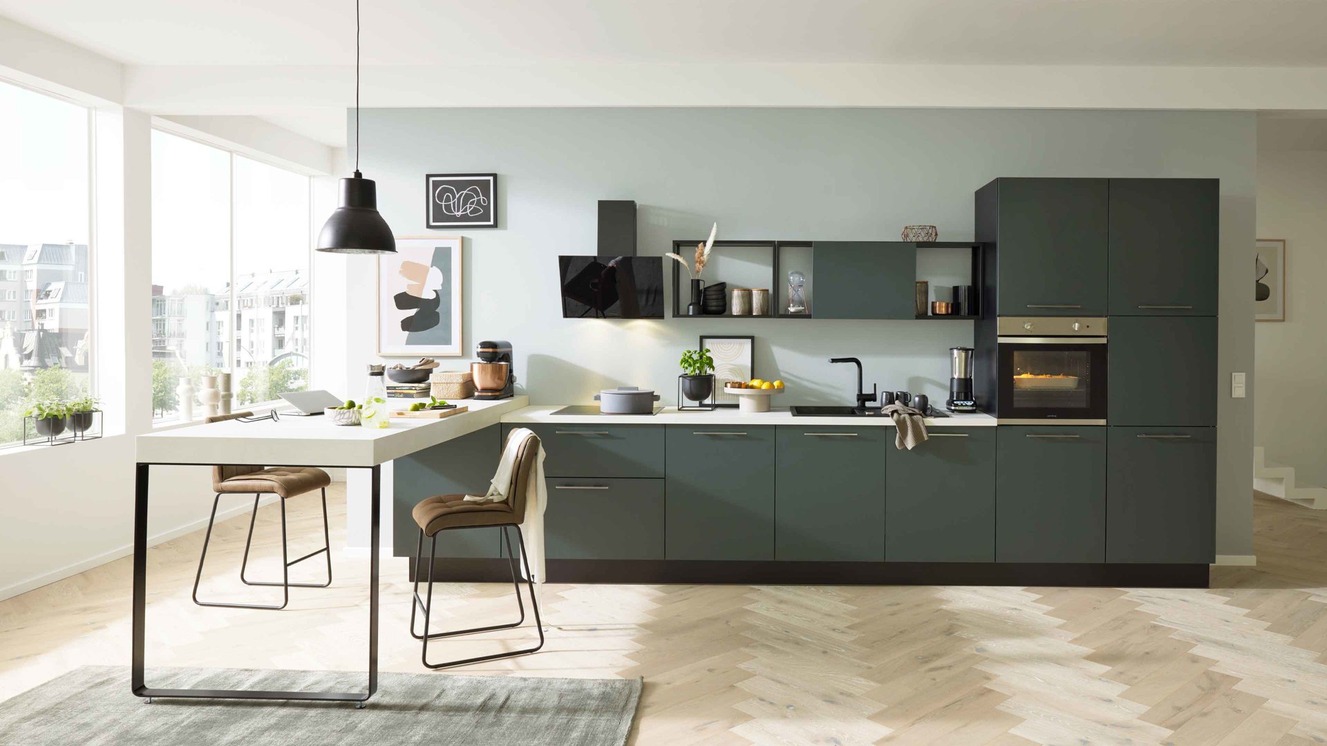 Einbauküche Interliving aus Holz in Dunkelgrün Interliving Küche Serie 3059 mit privileg Einbaugeräten Black Green - Stellfläche ca. 220 x 480 cm