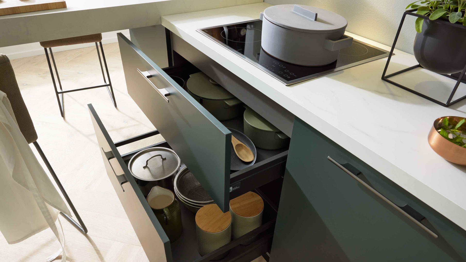 Einbauküche Interliving aus Holz in Dunkelgrün Interliving Küche Serie 3059 mit Einbaugeräten Black Green - Stellfläche ca. 220 x 480 cm