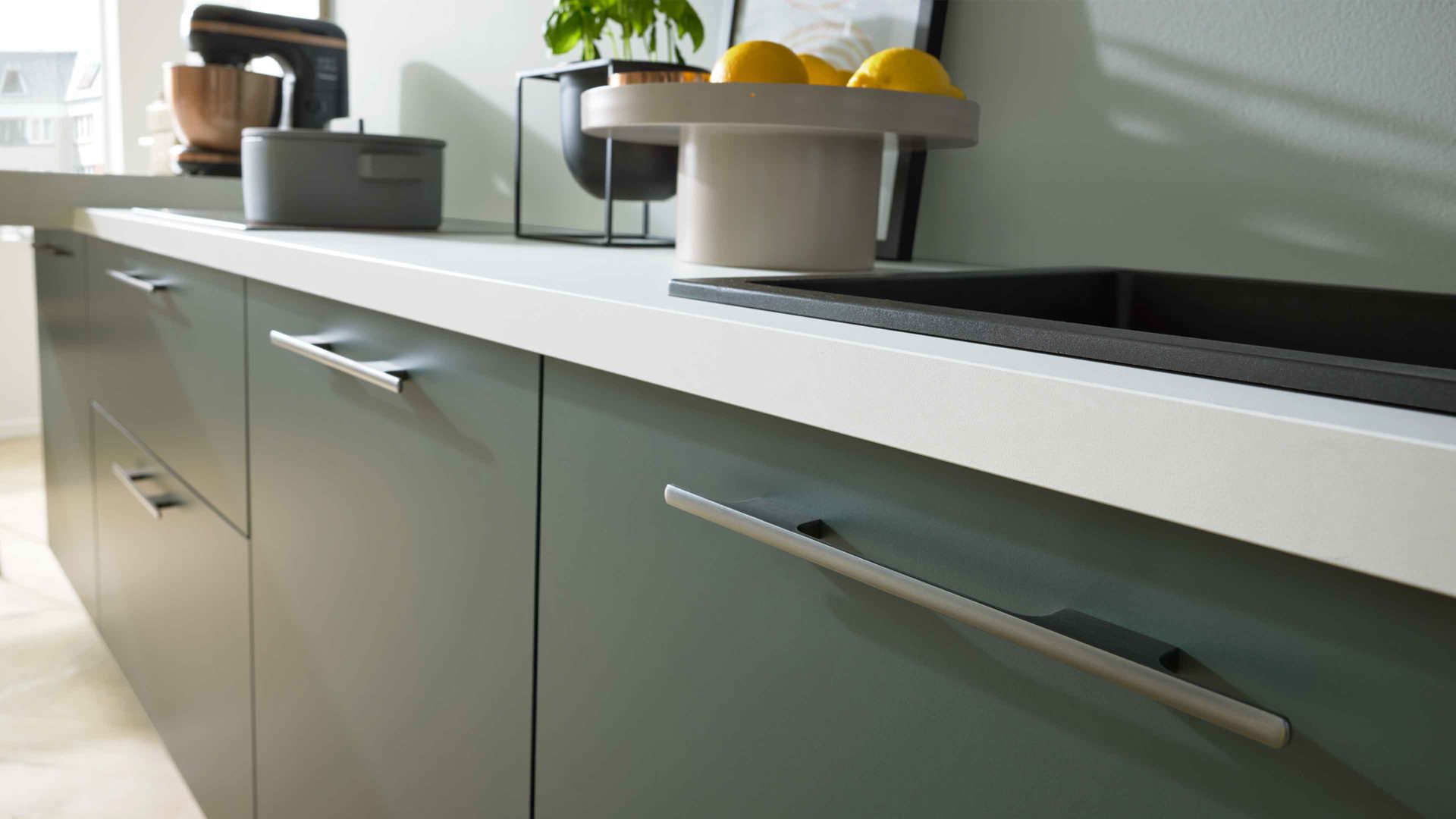 Einbauküche Interliving aus Holz in Dunkelgrün Interliving Küche Serie 3059 mit privileg Einbaugeräten Black Green - Stellfläche ca. 220 x 480 cm