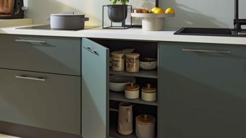 Einbauküche Interliving aus Holz in Dunkelgrün Interliving Küche Serie 3059 mit privileg Einbaugeräten Black Green - Stellfläche ca. 220 x 480 cm