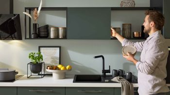 Einbauküche Interliving aus Holz in Dunkelgrün Interliving Küche Serie 3059 mit privileg Einbaugeräten Black Green - Stellfläche ca. 220 x 480 cm