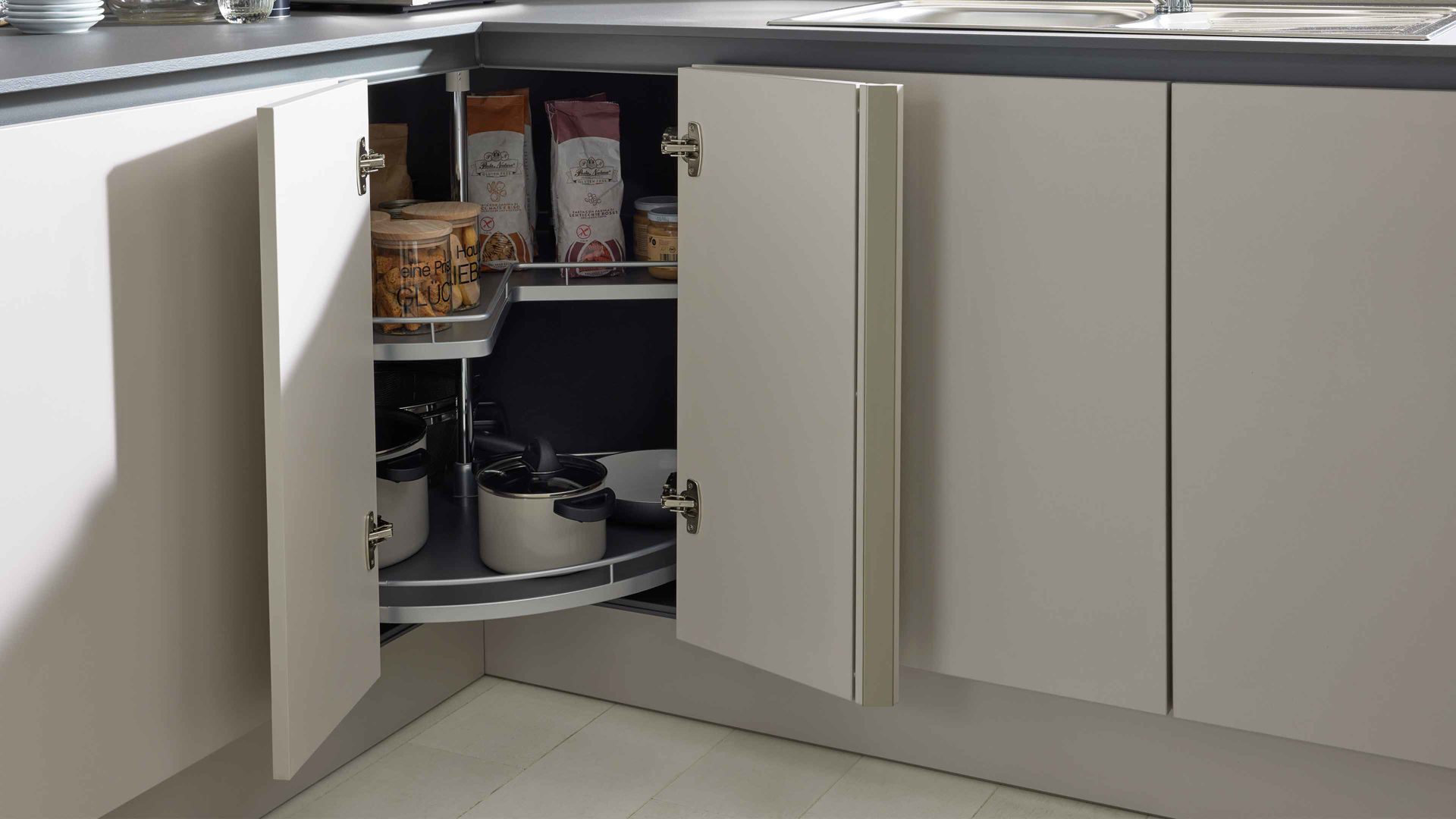 Einbauküche Interliving aus Holz in Grau Interliving Küche Serie 3060 mit Constructa Einbaugeräten Sahara & Quarzgrau - Stellfläche ca. 275 x 309 cm