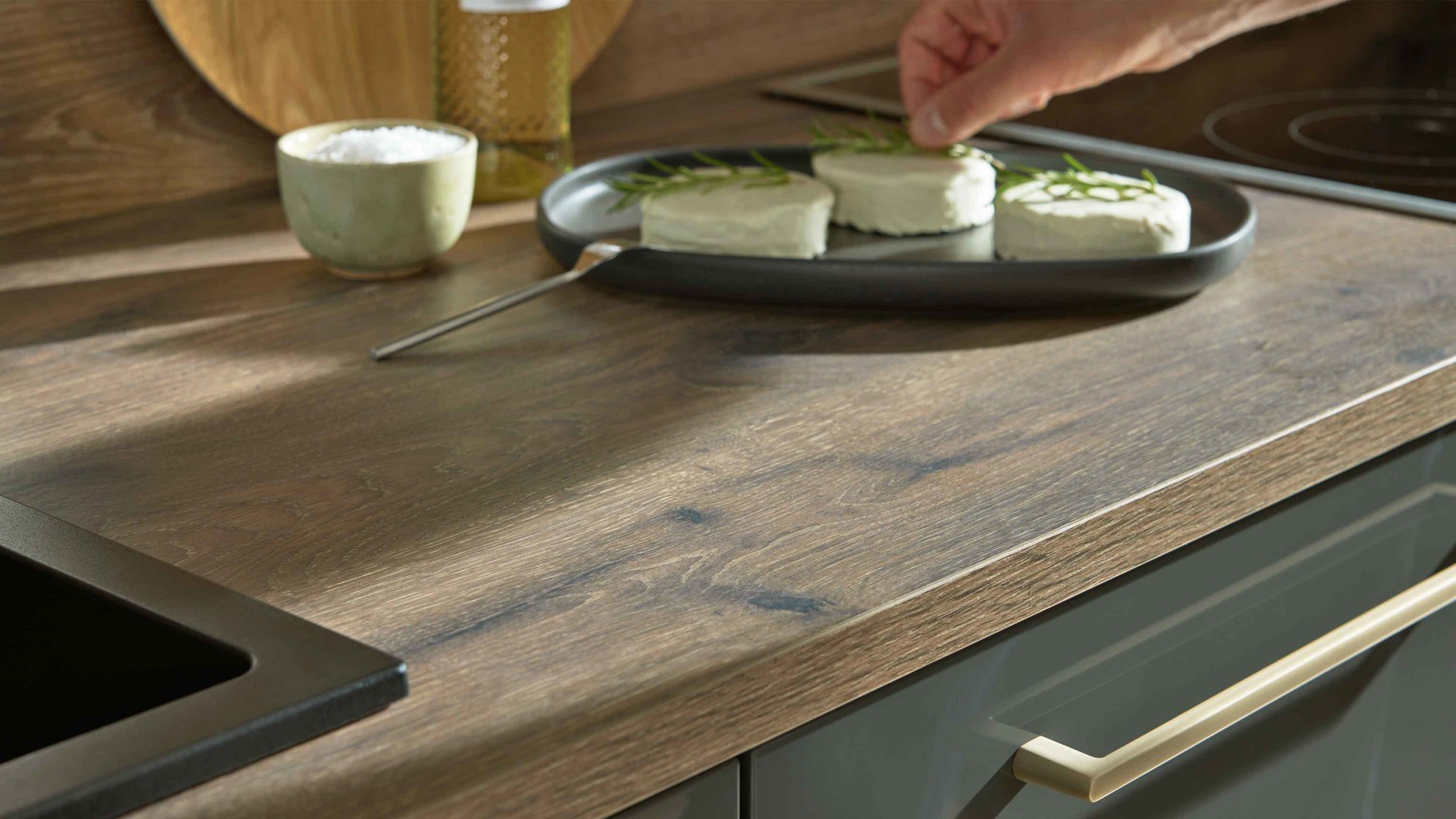 Einbauküche Interliving aus Holz in Dunkelgrau Interliving Küche Serie 3114 mit AEG Einbaugeräten Graphit & Castell Eiche - Länge ca. 408 cm