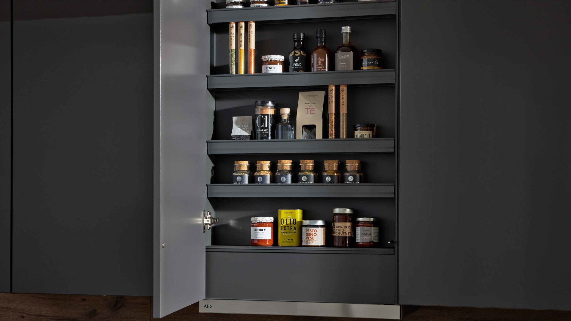 Einbauküche Interliving aus Holz in Dunkelgrau Interliving Küche Serie 3061 mit AEG Einbaugeräten Graphit & Castell Eiche - Länge ca. 408 cm