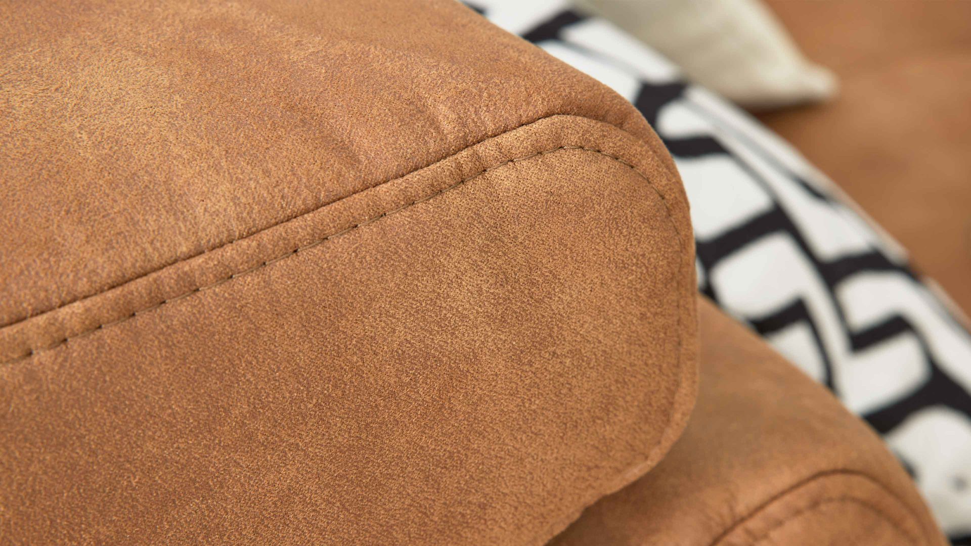 Ecksofa Interliving aus Stoff in Hellbraun Interliving Sofa Serie 4254 – Ecksofa cognacfarbene Mikrofaser Magnum & schwarze Metallfüße 4.35 – Stellfläche ca. 340 x 195 cm