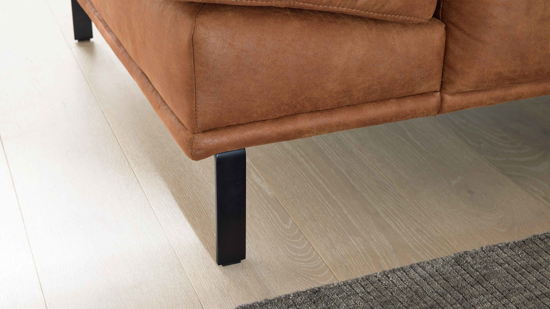 Ecksofa Interliving aus Stoff in Hellbraun Interliving Sofa Serie 4254 – Ecksofa cognacfarbene Mikrofaser Magnum & schwarze Metallfüße 4.35 – Stellfläche ca. 340 x 195 cm