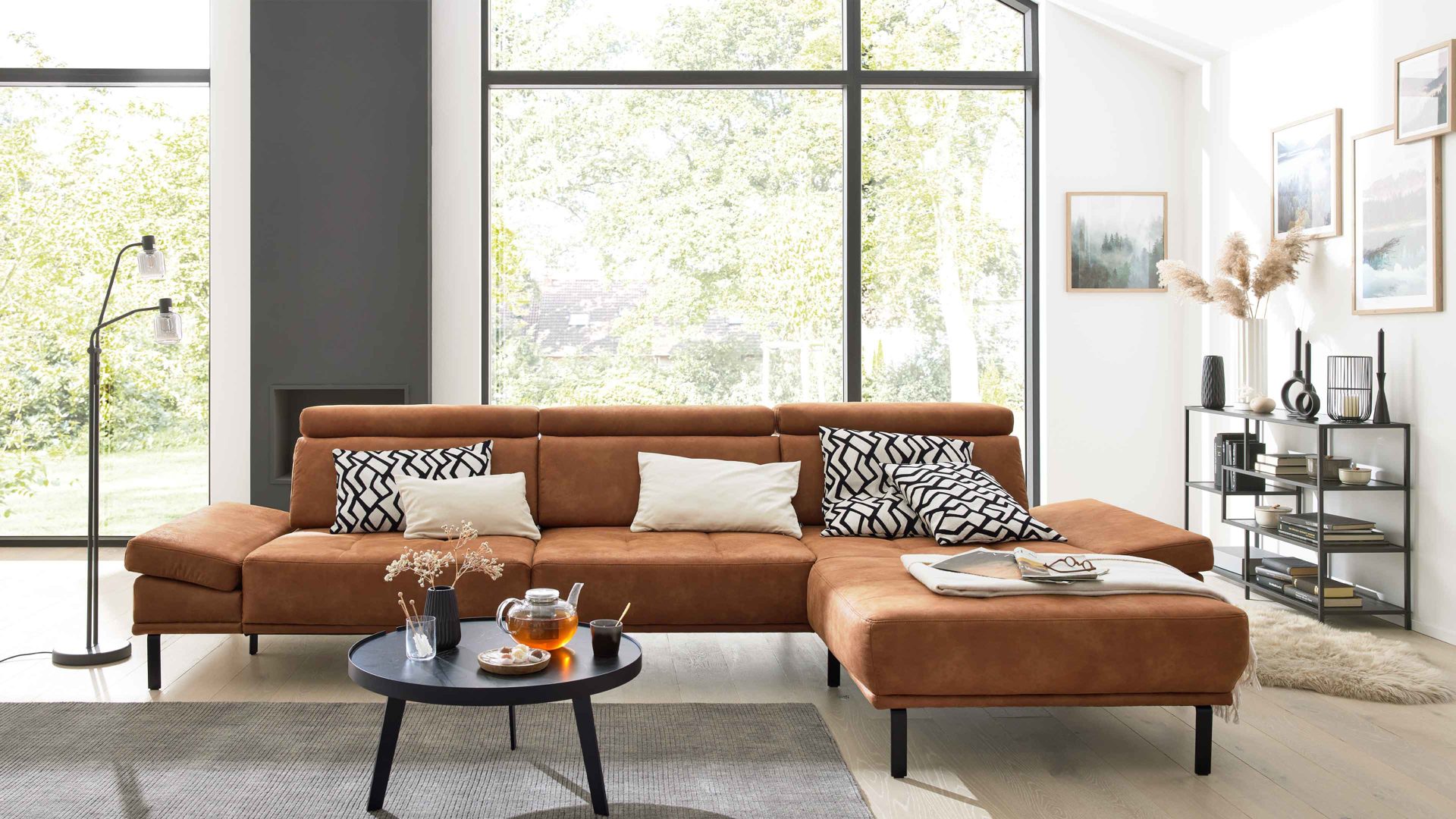 Ecksofa Interliving aus Stoff in Hellbraun Interliving Sofa Serie 4254 – Ecksofa cognacfarbene Mikrofaser Magnum & schwarze Metallfüße 4.35 – Stellfläche ca. 340 x 195 cm