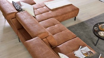 Ecksofa Interliving aus Stoff in Hellbraun Interliving Sofa Serie 4254 – Ecksofa cognacfarbene Mikrofaser Magnum & schwarze Metallfüße 4.35 – Stellfläche ca. 340 x 195 cm