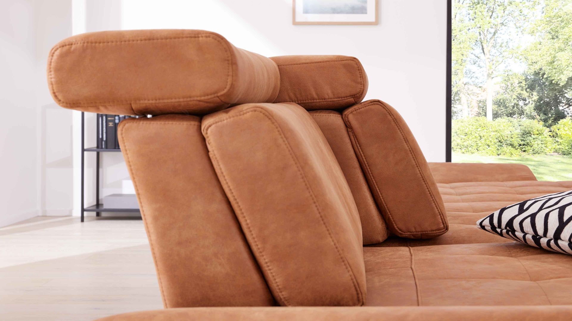 Ecksofa Interliving aus Stoff in Hellbraun Interliving Sofa Serie 4254 – Ecksofa cognacfarbene Mikrofaser Magnum & schwarze Metallfüße 4.35 – Stellfläche ca. 340 x 195 cm