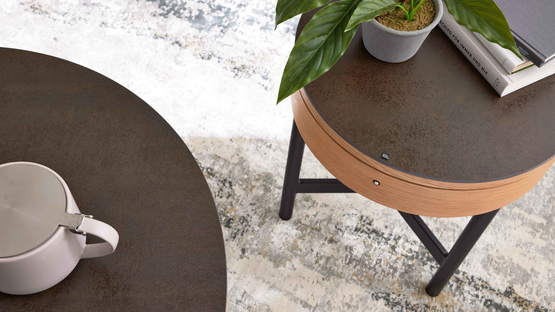 Beistelltisch Interliving aus Keramik in Dunkelbraun Interliving Couchtisch Serie 6216 - Beistelltisch titanfarbene Keramik, Eichefurnier & schwarzer Stahl - Durchmesser ca. 44 cm