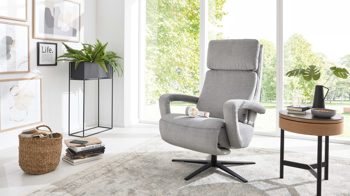 Relaxsessel Interliving aus Stoff in Hellgrau Interliving Sofa Serie 4541 – Relaxsessel manuell - silberfarbener Velours Joyce & Sternfuß V4S