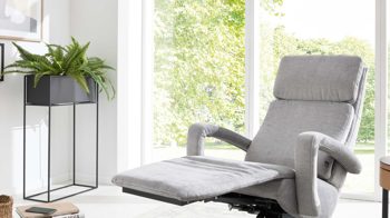 Relaxsessel Interliving aus Stoff in Hellgrau Interliving Sofa Serie 4541 – Relaxsessel manuell - silberfarbener Velours Joyce & Sternfuß V4S