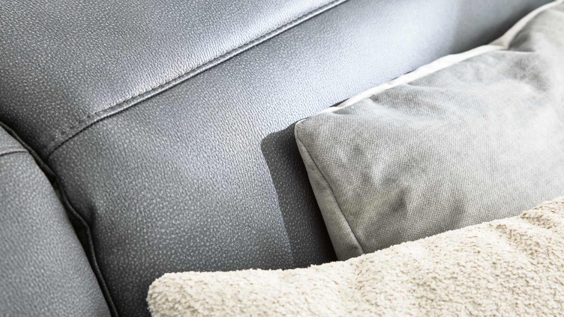 Ecksofa Interliving aus Stoff in Dunkelgrau Interliving Sofa Serie 4064 - Ecksofa graphitfarbene Mikrofaser Galero Punto & Fuß W003-01 - Stellfläche ca. 291 x 252 cm