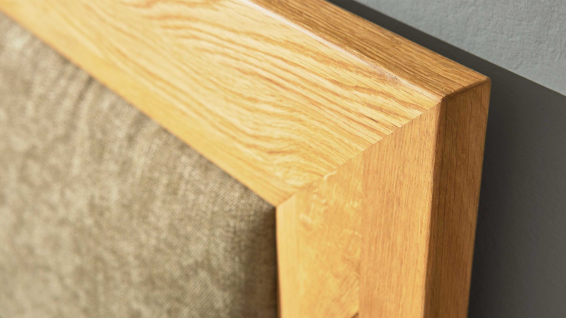 Boxspringbett Interliving aus Stoff in Grün Interliving Boxspringbett Serie 1415 olivgrüner Stoffbezug ELK 323 & Schwebefuß - Liegefläche ca. 180 x 200 cm