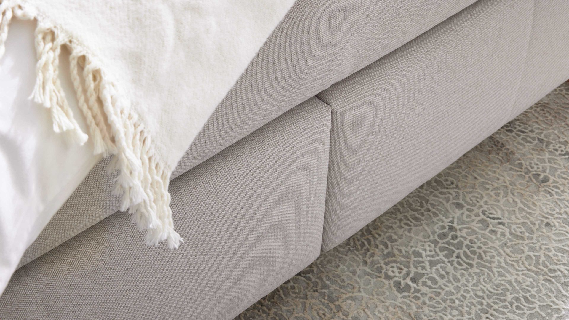 Boxspringbett Interliving aus Stoff in Beige Interliving Boxspringbett Serie 1415 hellbeiger Stoffbezug TBB 2 & Holzfuß H72 - Liegefläche ca. 180 x 200 cm
