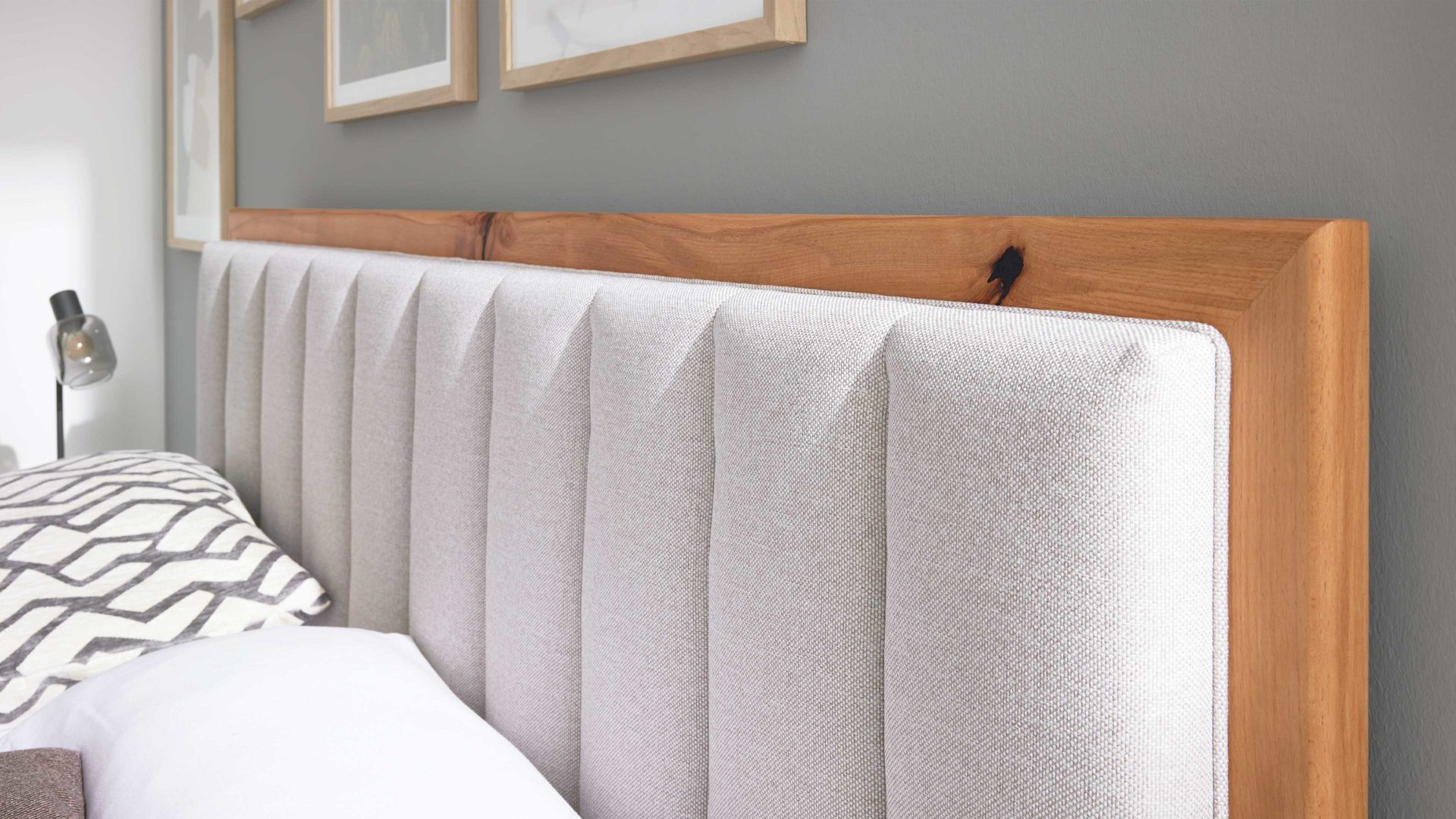 Boxspringbett Interliving aus Stoff in Beige Interliving Boxspringbett Serie 1415 hellbeiger Stoffbezug TBB 2 & Holzfuß H72 - Liegefläche ca. 180 x 200 cm