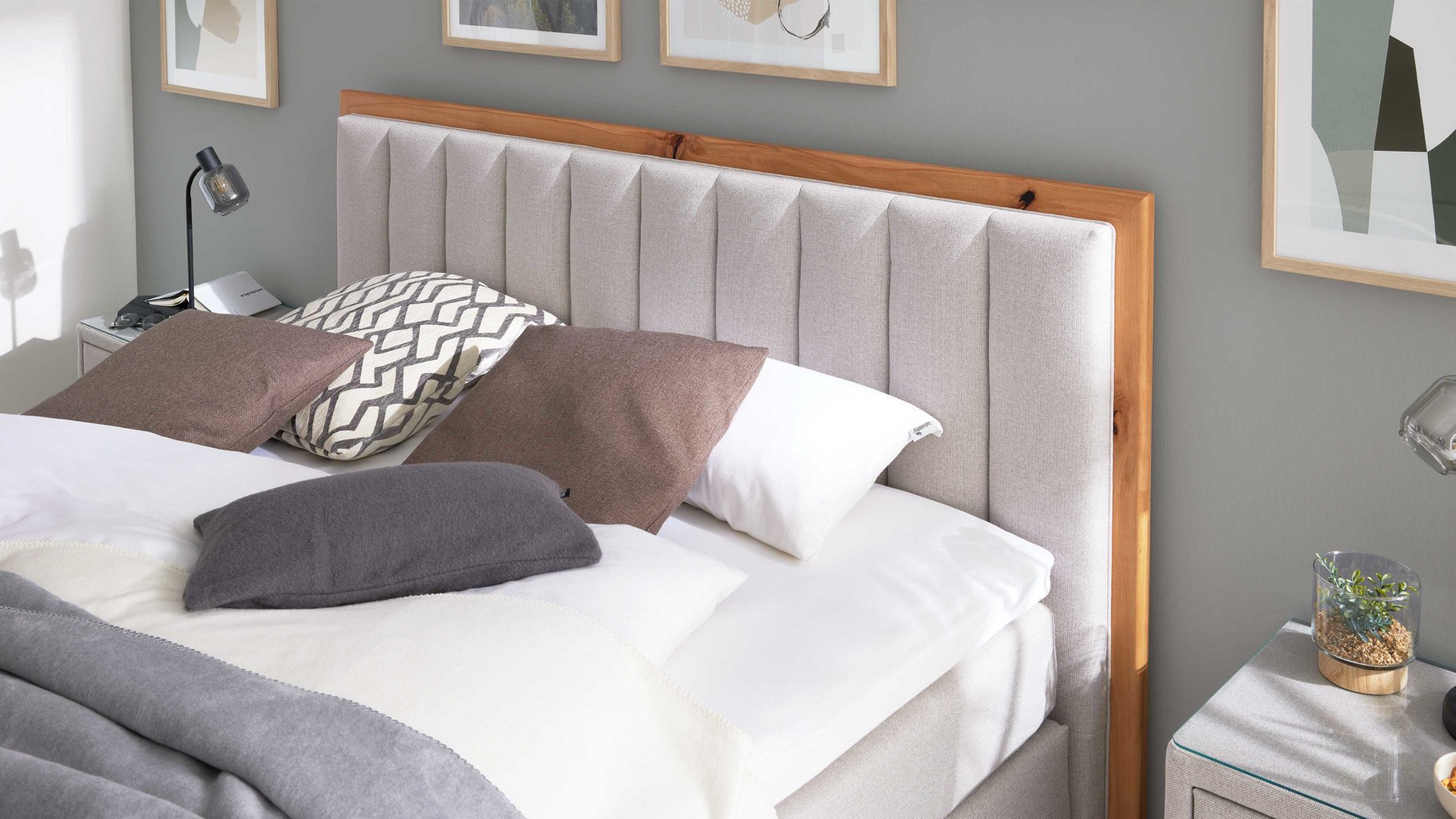 Boxspringbett Interliving aus Stoff in Beige Interliving Boxspringbett Serie 1415 hellbeiger Stoffbezug TBB 2 & Holzfuß H72 - Liegefläche ca. 180 x 200 cm