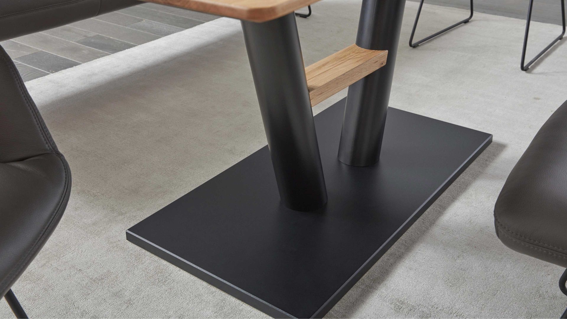 Esstisch Interliving aus Holz in Holzfarben Interliving Esszimmer Serie 5105 – Esstisch Charaktereiche & schwarzes Metall – ca. 220 x 100 cm