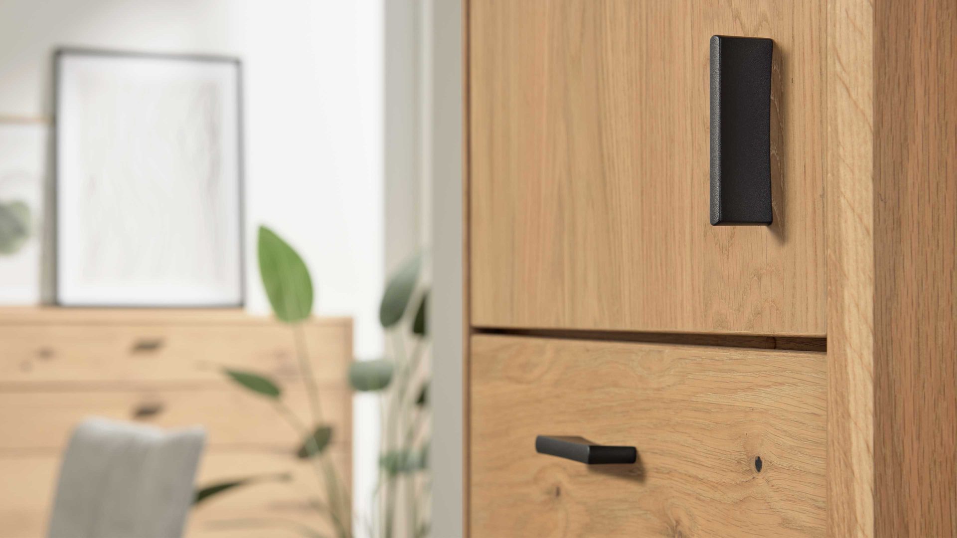 Einzelschrank Interliving aus Holz in Holzfarben Interliving Wohnzimmer Serie 2024 - Schrank Eiche & Schwarzglas - zwei Türen, zwei Schubladen, Höhe ca. 208 cm