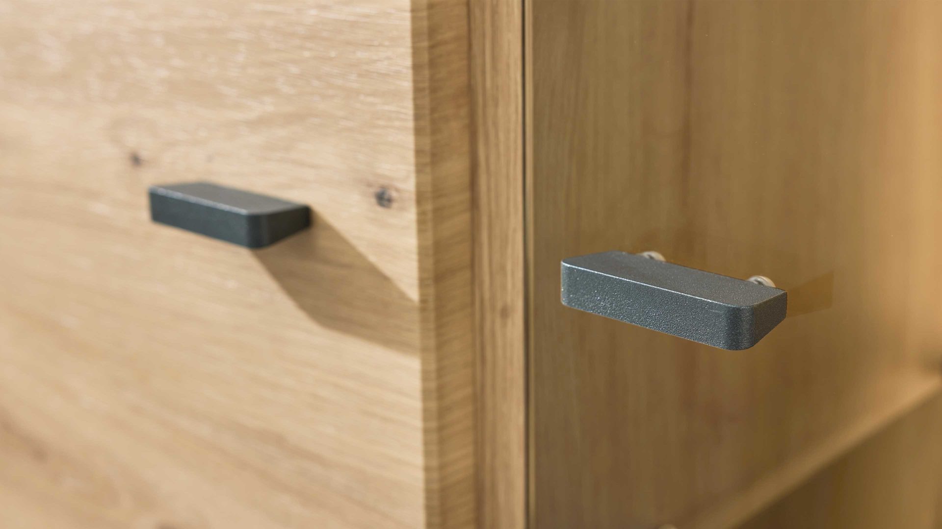 Vitrine Interliving aus Holz in Holzfarben Interliving Wohnzimmer Serie 2110 - Vitrine Alteiche - drei Türen, zwei Schubladen, Breite ca. 135 cm