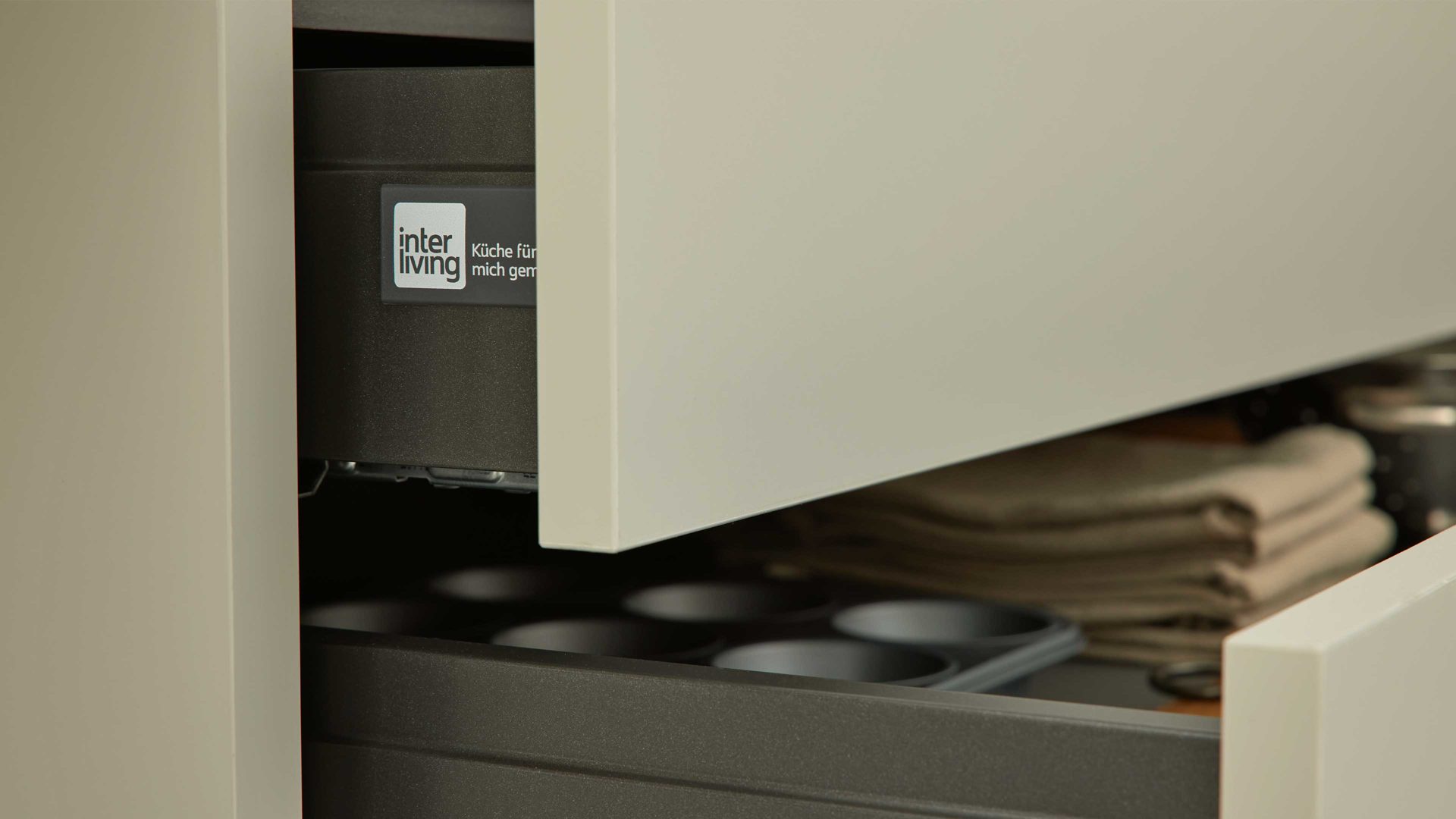 Einbauküche Interliving aus Holz in Schwarz Interliving Küche Serie 3056 mit Miele Einbaugeräten Eiche Nero & Platingrau – Stellfläche ca. 400 x 285 cm