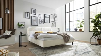 Bettgestell Interliving aus Stoff in Weiß Interliving Polsterbett Serie 1416 - Polsterbettgestell naturweiße Chenille Kama 680000 & schwarze Metallfüße – Liegefläche ca. 180 x 200 cm