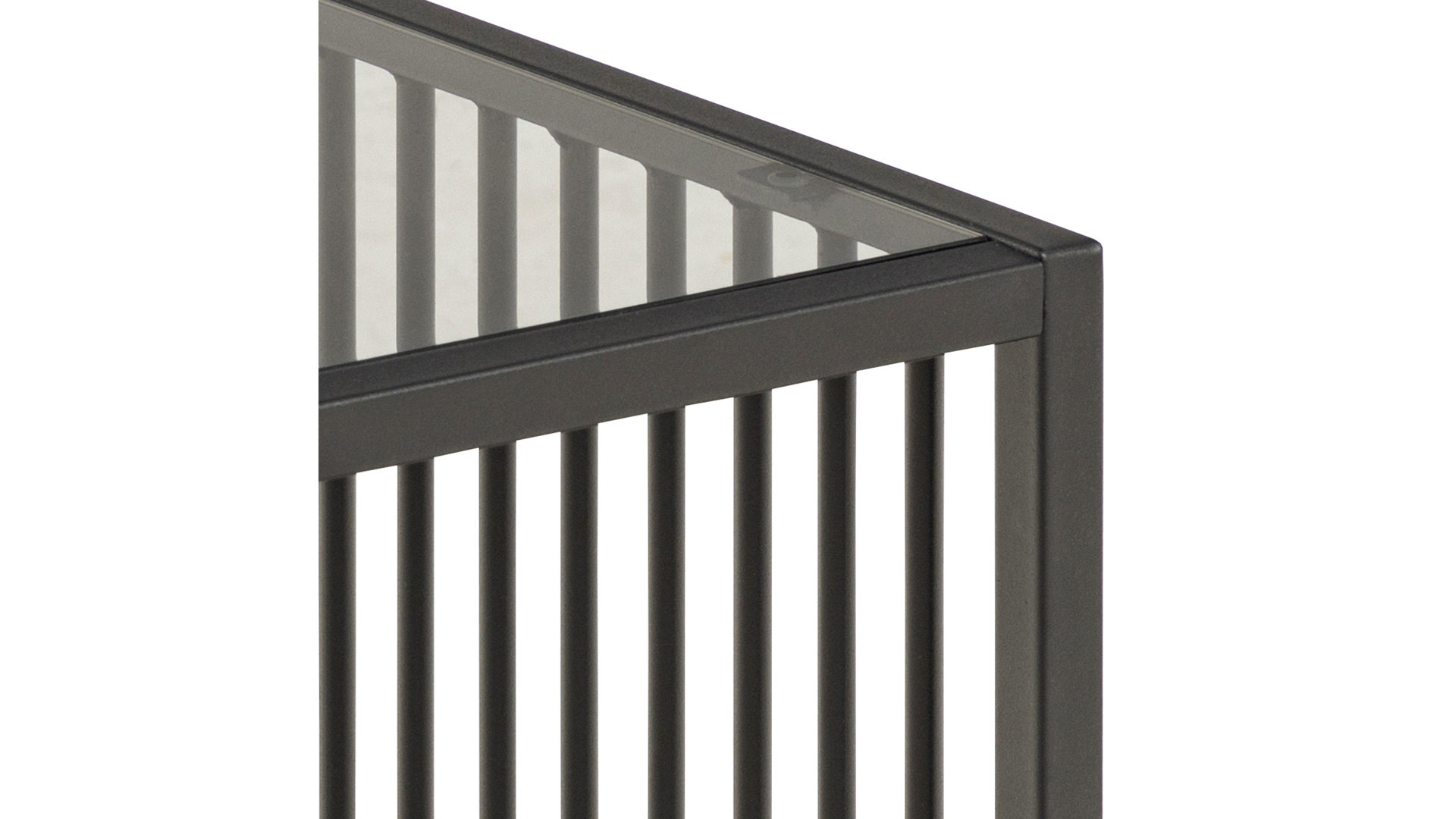 Beistelltisch Actona group aus Glas in Schwarz Beistelltisch Strington rauchfarbenes Glas & schwarzes Metallgestell