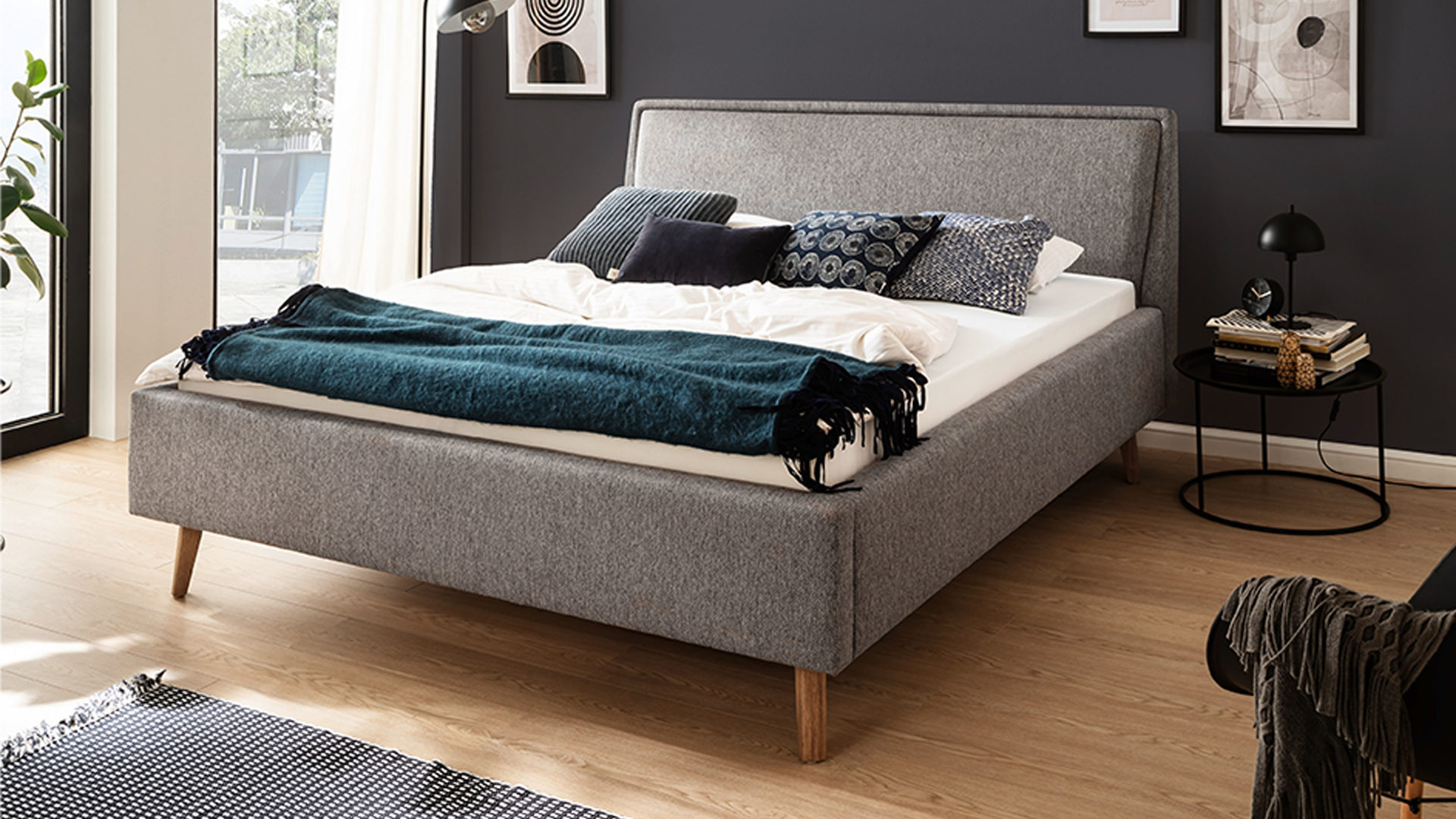 Bettgestell Meise.möbel aus Stoff in Grau Polsterbettgestell Frieda mit Bettkasten grauer Bezug Stelar 92 & eichefarbene Holzfüße - Liegefläche ca. 180 x 200 cm