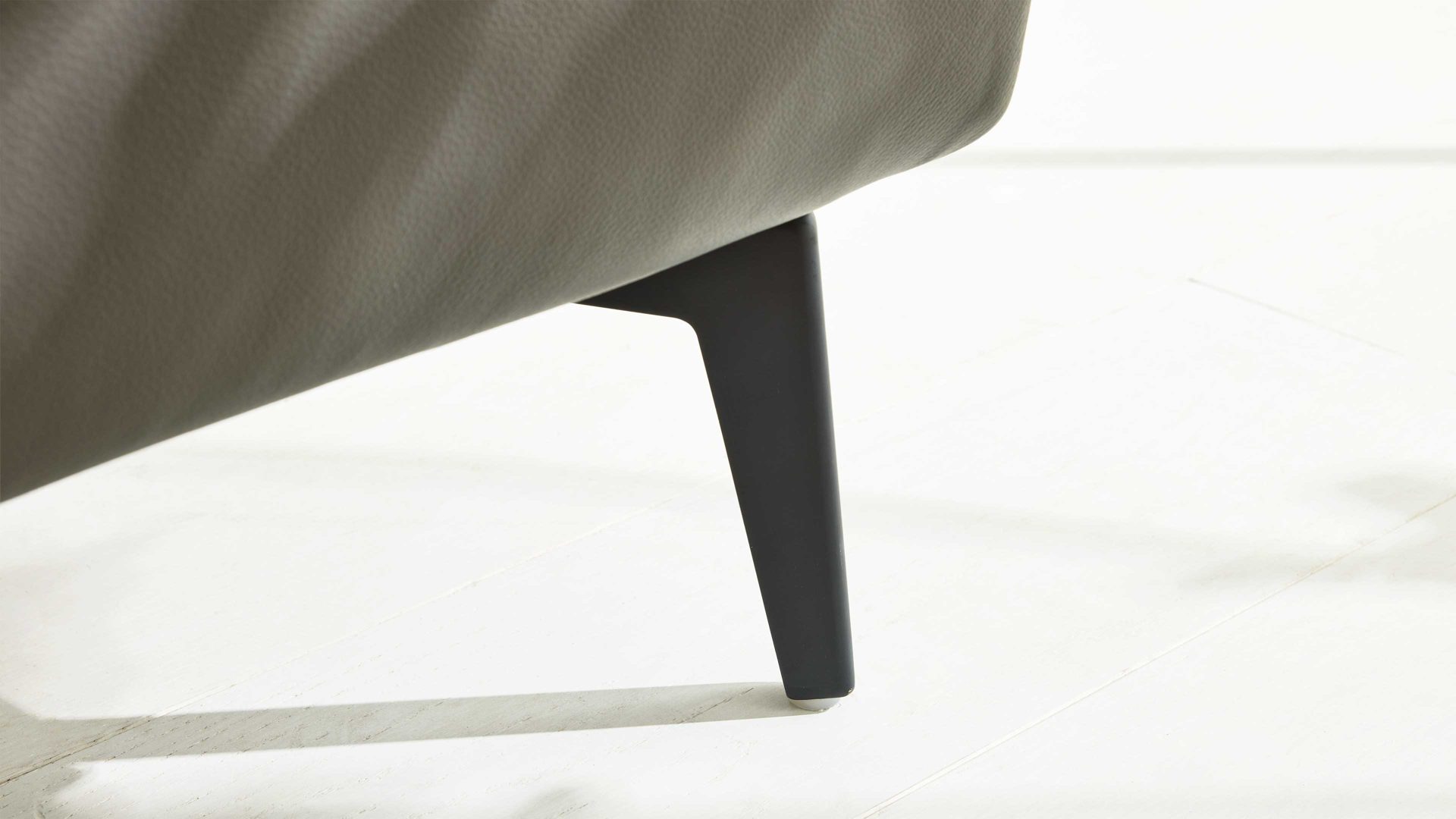 Bettgestell Interliving aus Leder in Grau Interliving Polsterbett Serie 1416 - Polsterbettgestell graues Leder Torro - Liegefläche ca. 180 x 200 cm