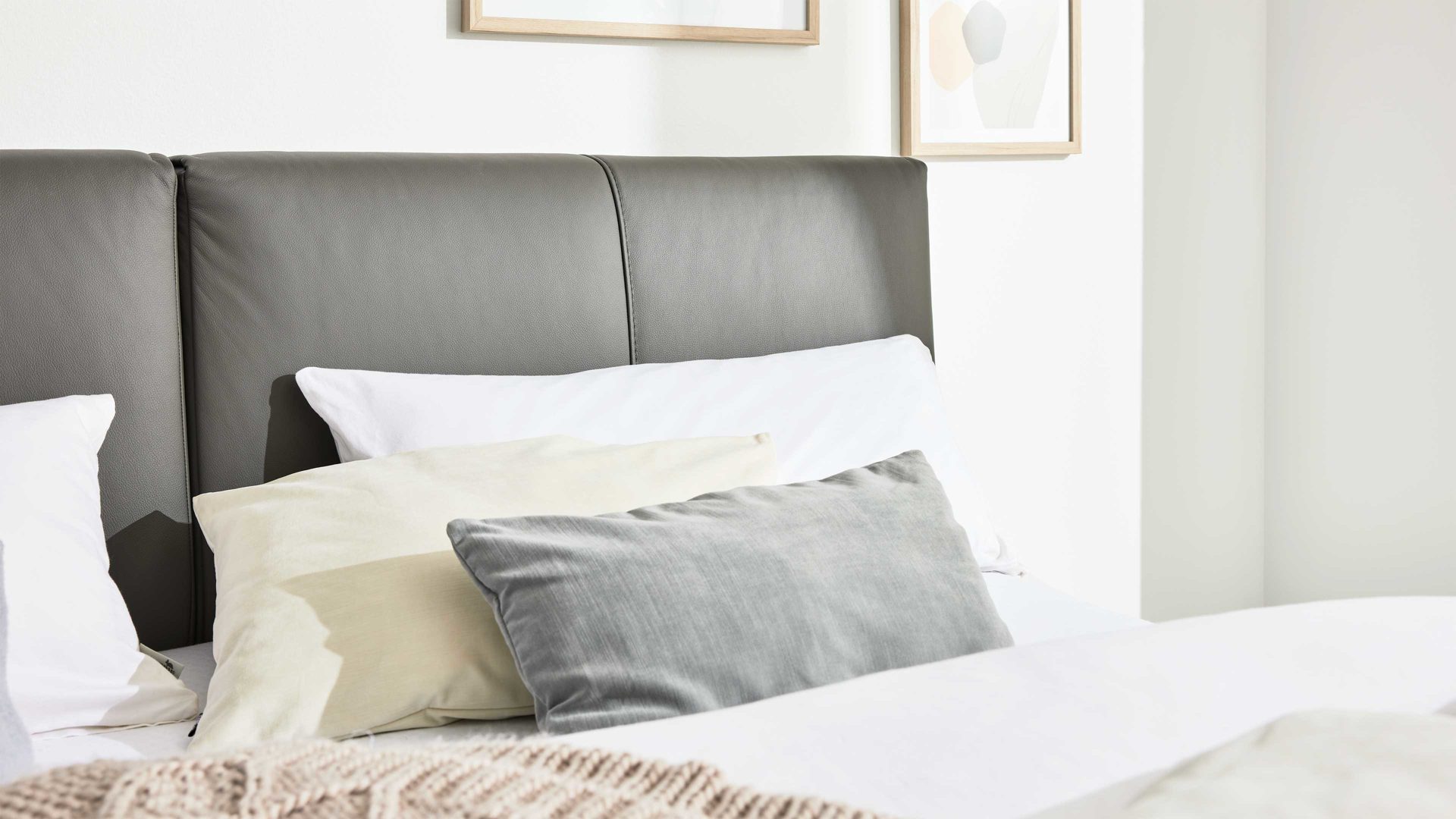 Bettgestell Interliving aus Leder in Grau Interliving Polsterbett Serie 1416 - Polsterbettgestell graues Leder Torro - Liegefläche ca. 180 x 200 cm