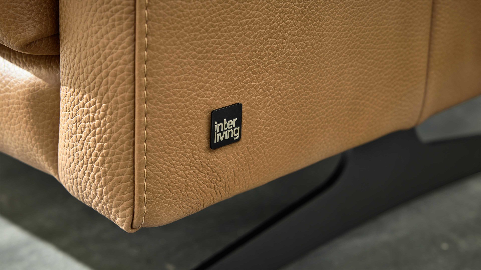 Polsterhocker Interliving aus Leder in Hellbraun Interliving Sofa Serie 4004 - Polsterhocker fangofarbenes LongLife-Leder Z84-21 - ca. 70 x 60 cm