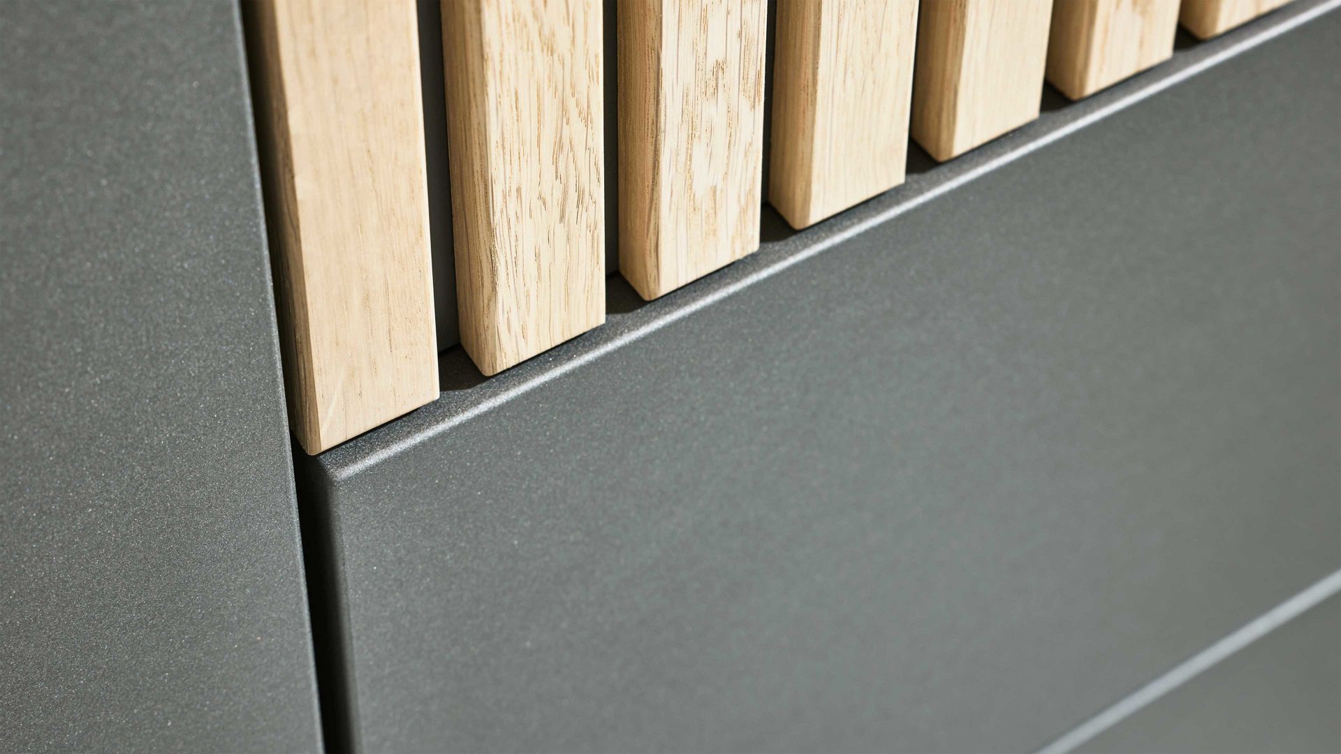 Kombikommode Interliving aus Holz in Holzfarben Interliving Schlafzimmer Serie 1029 – Kombikommode Wildeiche & Graphit - drei Schubladen, zwei Türen, Breite ca. 154 cm