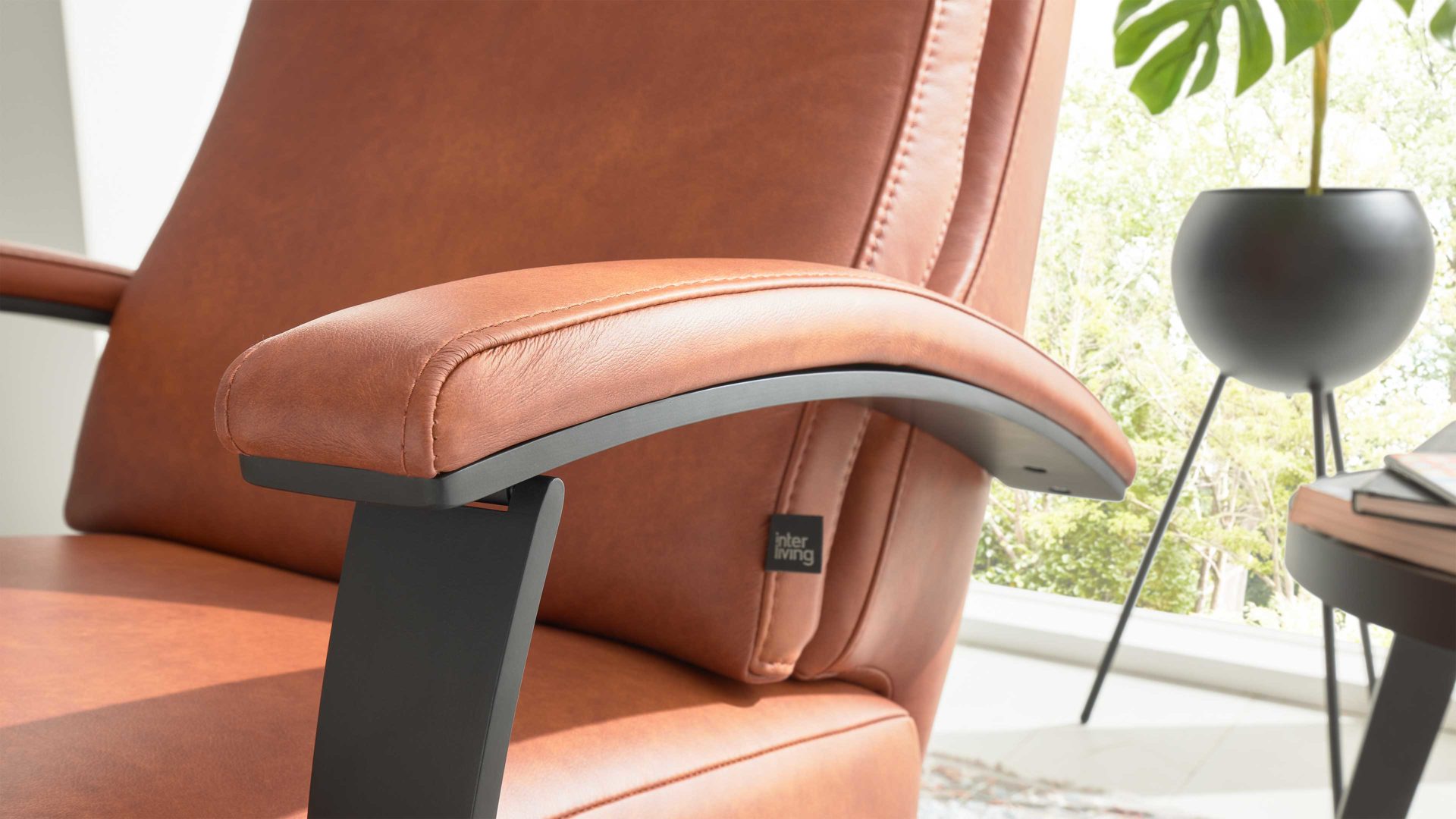 Relaxsessel Interliving aus Leder in Hellbraun Interliving Sofa Serie 4541 – Relaxsessel manuell - cognacfarbenes LongLife-Leder Cloudy & Sternfuß V4S