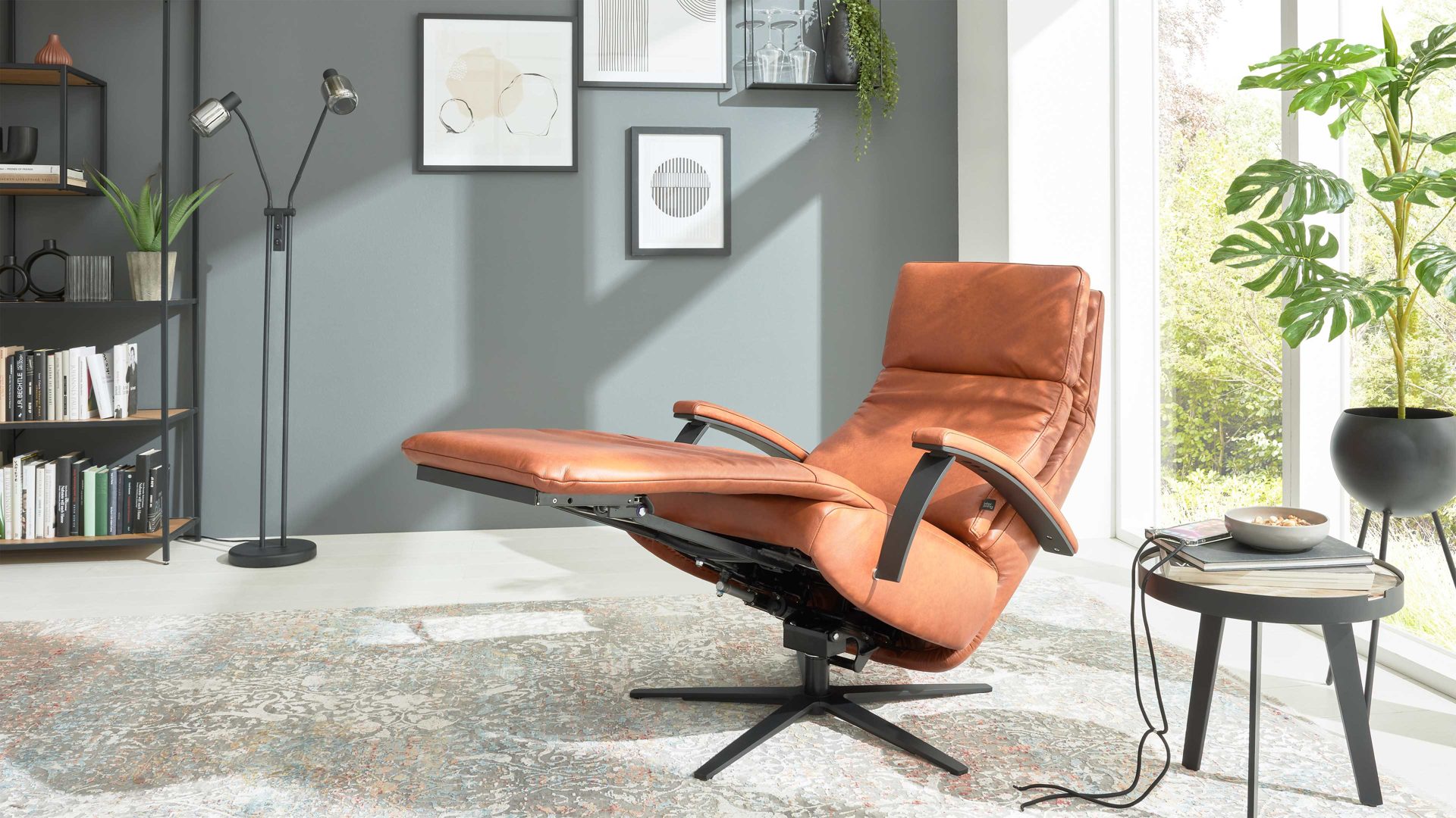 Relaxsessel Interliving aus Leder in Hellbraun Interliving Sofa Serie 4541 – Relaxsessel C manuell - cognacfarbenes LongLife-Leder Cloudy & Sternfuß V4S